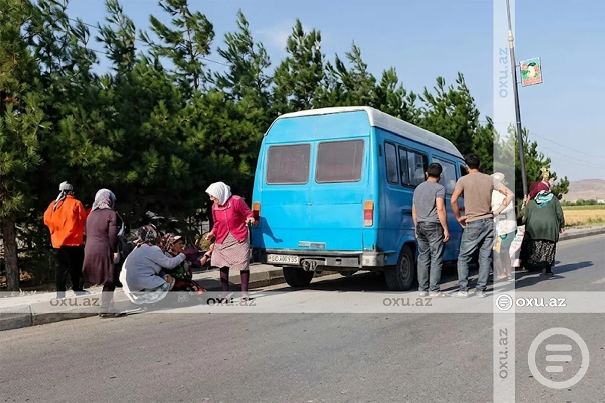 Cəlilabadda fəhlələri daşıyan mikroavtobus qəzaya uğradı - VİDEO