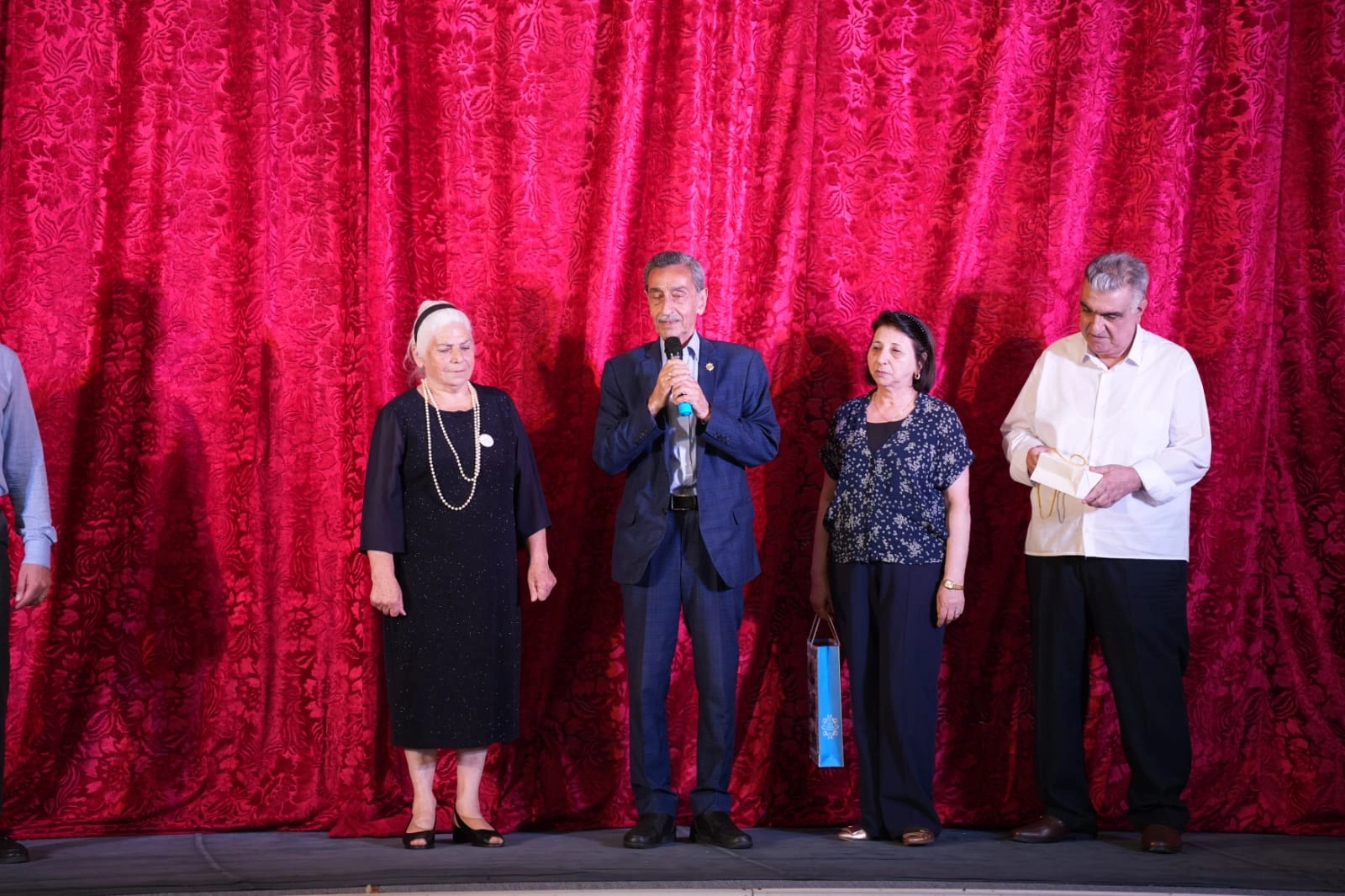 Bakı Uşaq və Gənclər Teatrı mövsümü aktrisanın 80 illik yubileyi ilə bağlayıb - FOTOLAR