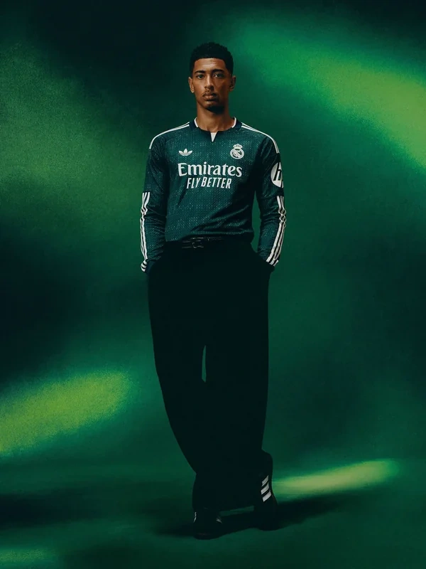 "Real Madrid" yeni mövsüm üçün səfər formasını təqdim etdi - FOTO