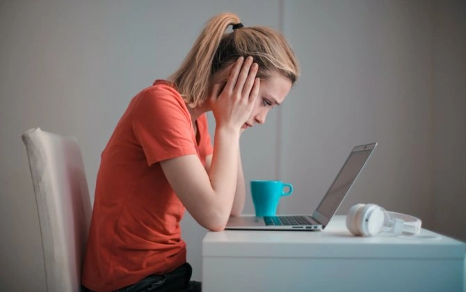 Araşdırma: Evdən işləmək depressiya riskini artıra bilər