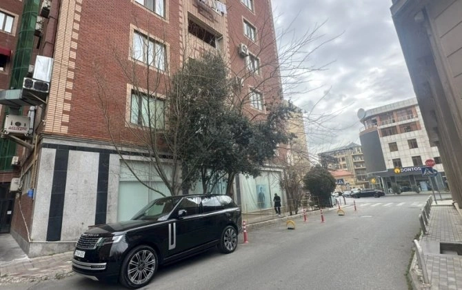 Bakıda "Land Rover"in sürücüsü həyəti özününküləşdirdi - FOTOLAR