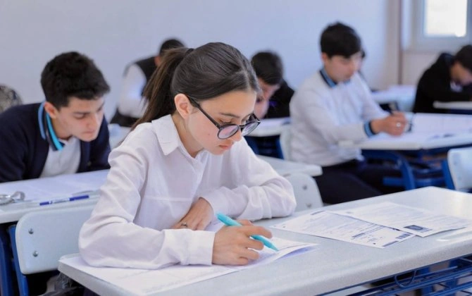 Bu gün 52 mindən çox şagird buraxılış imtahanı verəcək