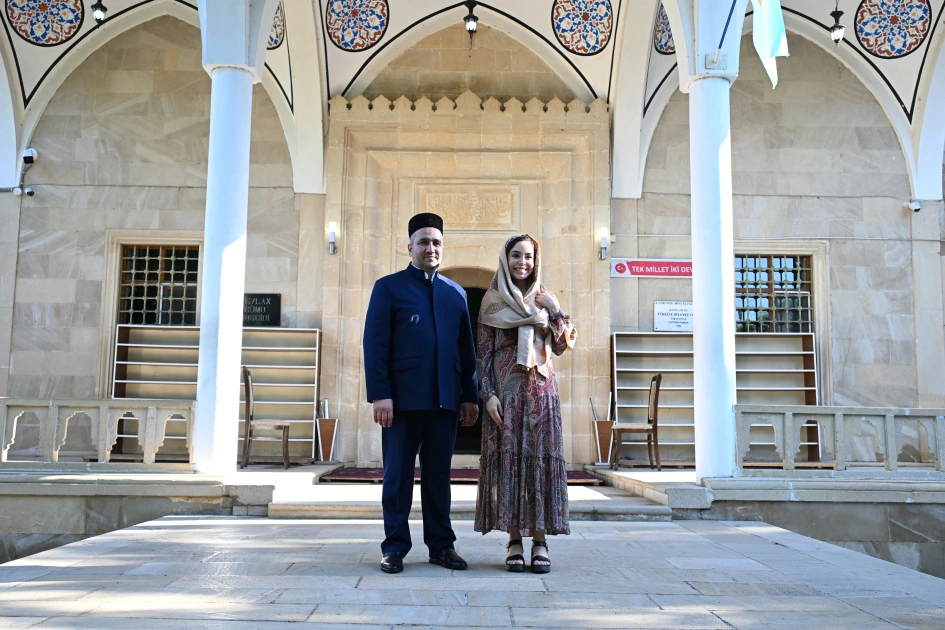 Leyla Əliyeva Yevlaxda Cümə məscidini ziyarət edib - FOTO
