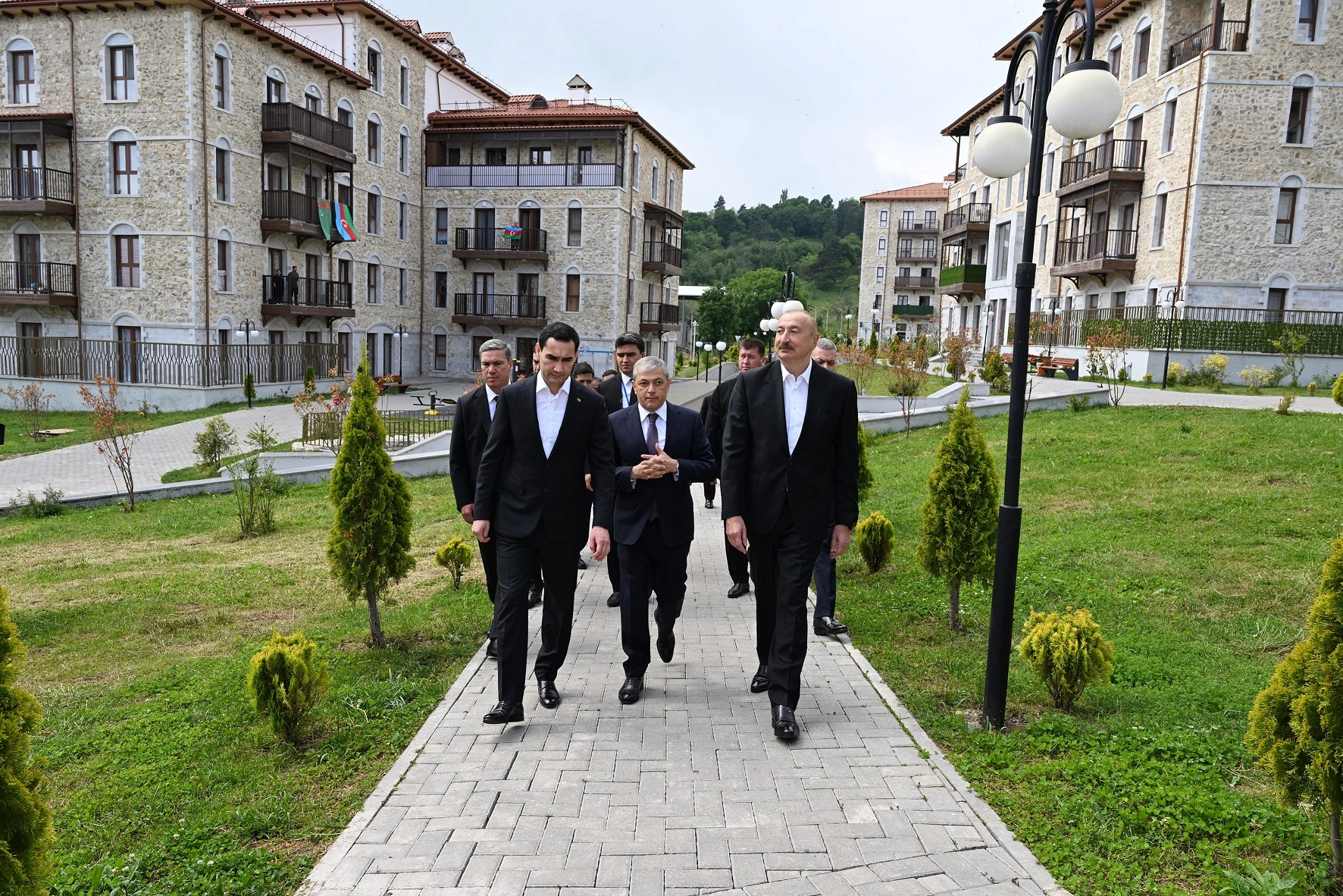 Prezidentlər Şuşa şəhərində inşa edilmiş birinci yaşayış kompleksində olublar - FOTO