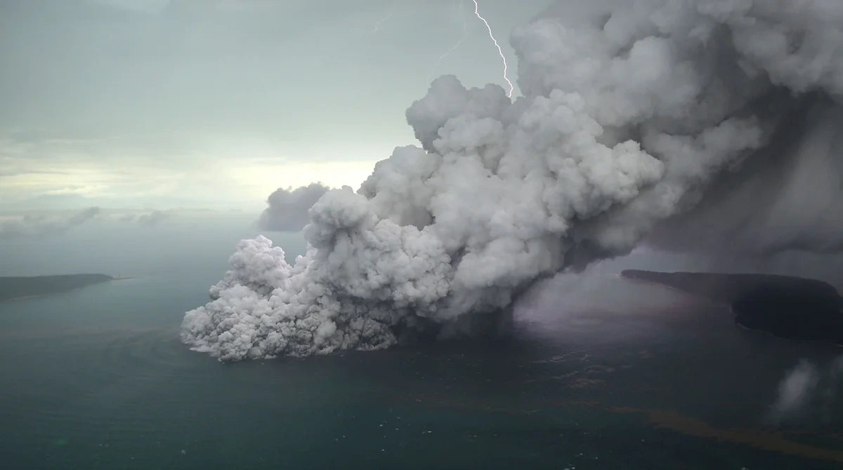 İndoneziyada Anak-Krakatau vulkanı yaxınlığında beş jurnalist itkin düşüb