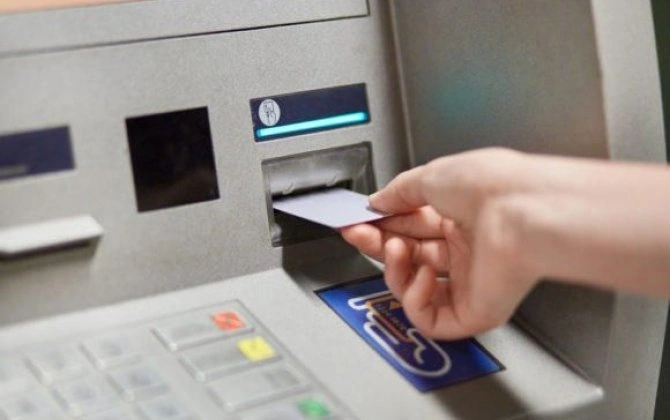 Bankomatdan pul çıxarmaq istəyən qadını aldatdı - 4 ilə yaxın həbs cəzası aldı