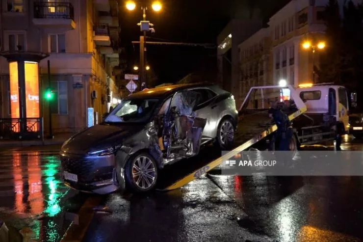 Qırmızıdan keçən maşın avtobusa ÇIRPILDI - FOTO