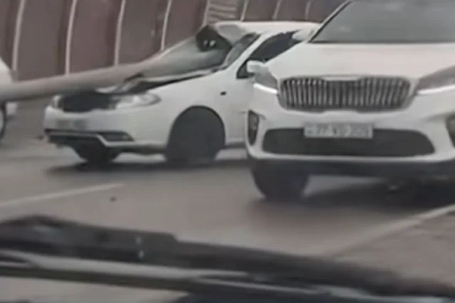 Bakıda BMW işıq dirəyinə ÇIRPILDI: XƏSARƏT ALAN VAR - FOTO