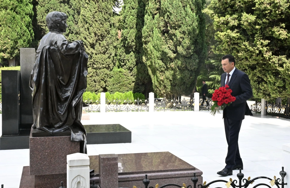 Tacikistan Baş naziri Fəxri xiyabanı ziyarət etdi - FOTO