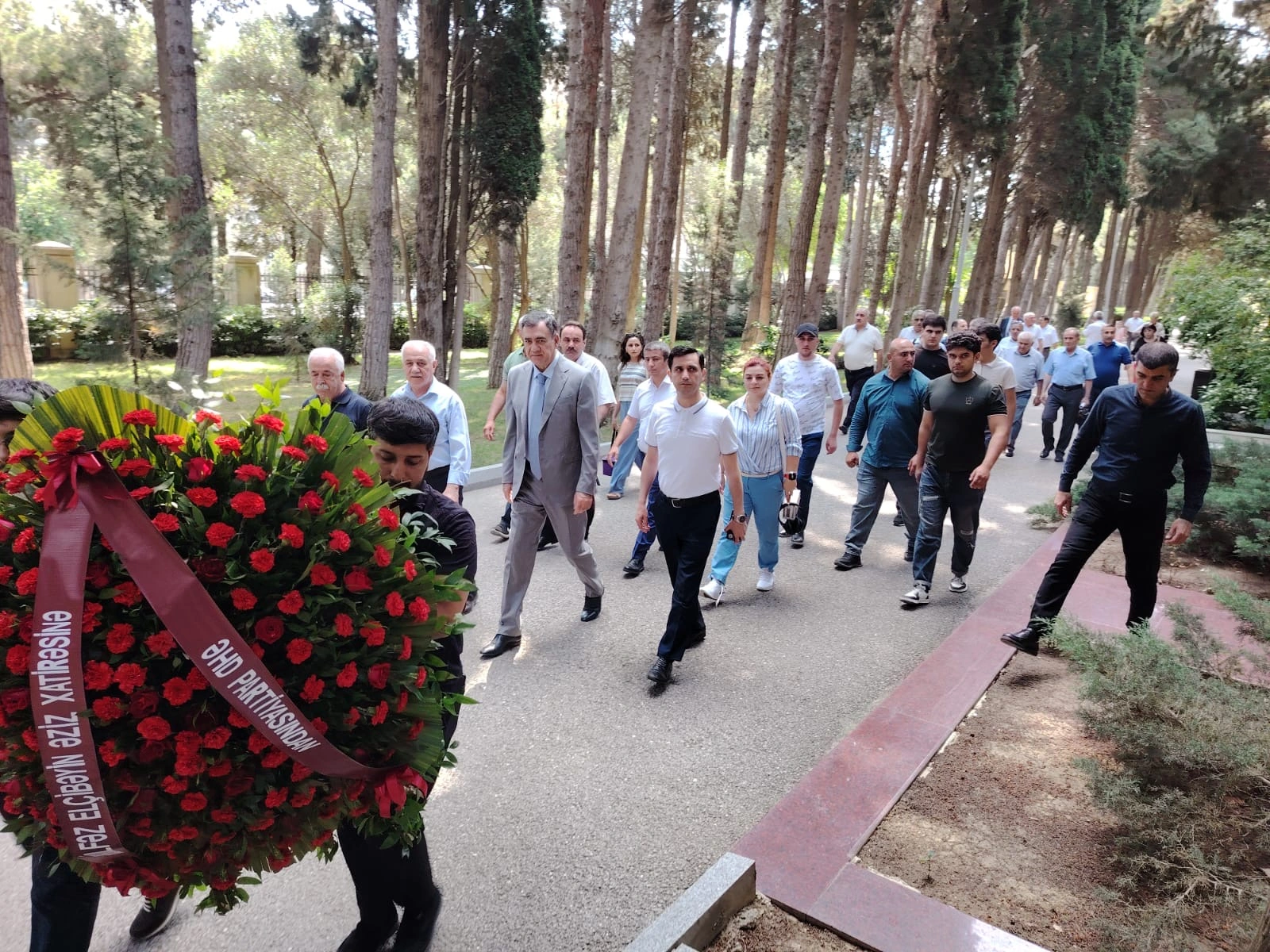 ƏHD Partiyası Əbülfəz Elçibəyin məzarını ziyarət edib - FOTO