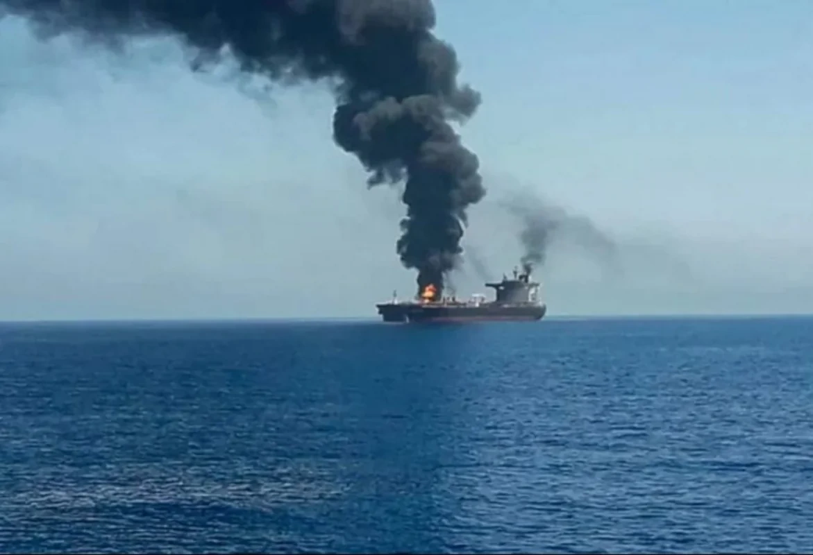 Hörmüz boğazında iki supertanker hədəfə alınıb