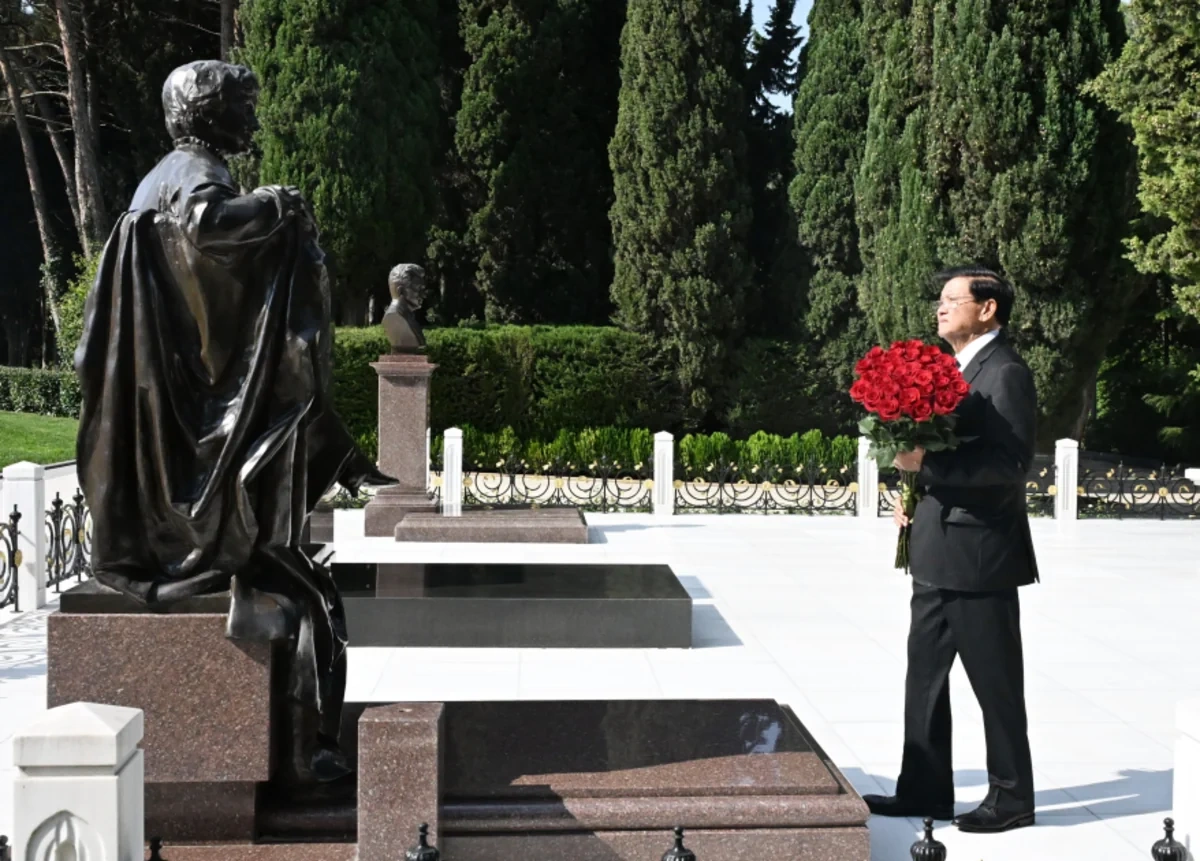 Laos Prezidenti Fəxri xiyabanı ziyarət etdi - FOTO