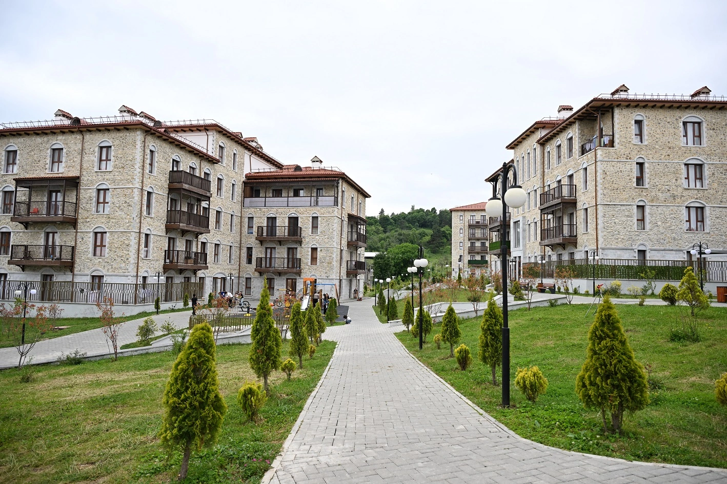 Prezidentlər Şuşa şəhərində inşa edilmiş birinci yaşayış kompleksində olublar - FOTO