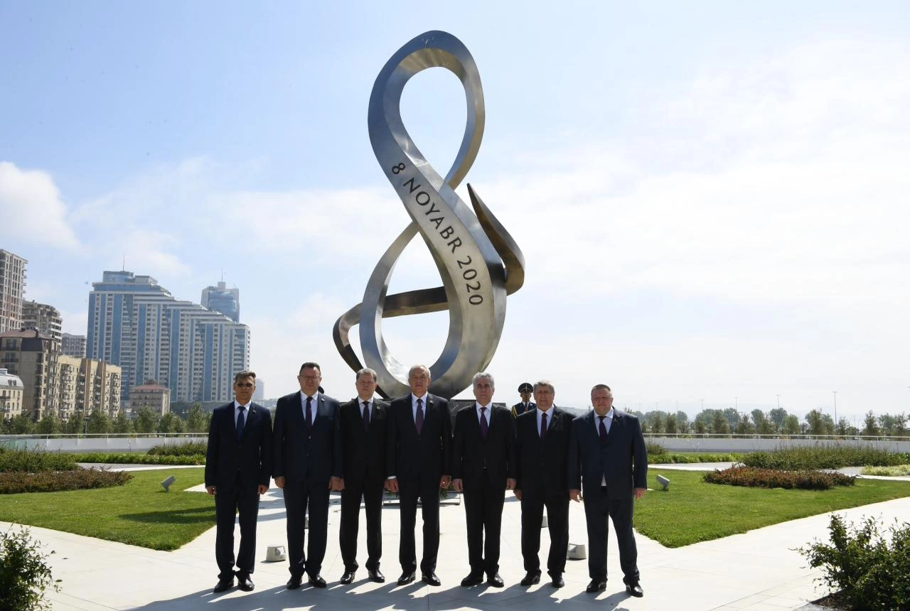 Belarus Milli Assambleyasının Nümayəndələr Palatasının sədri Fəxri xiyabanı və Zəfər parkını ziyarət edib - FOTO