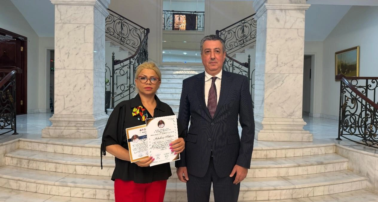 Azərbaycan, Gürcüstan və İran rəssamlarının qatıldığı beynəlxalq sərgidə ölkəmizi Mehriban Alışova təmsil edib-FOTOLAR