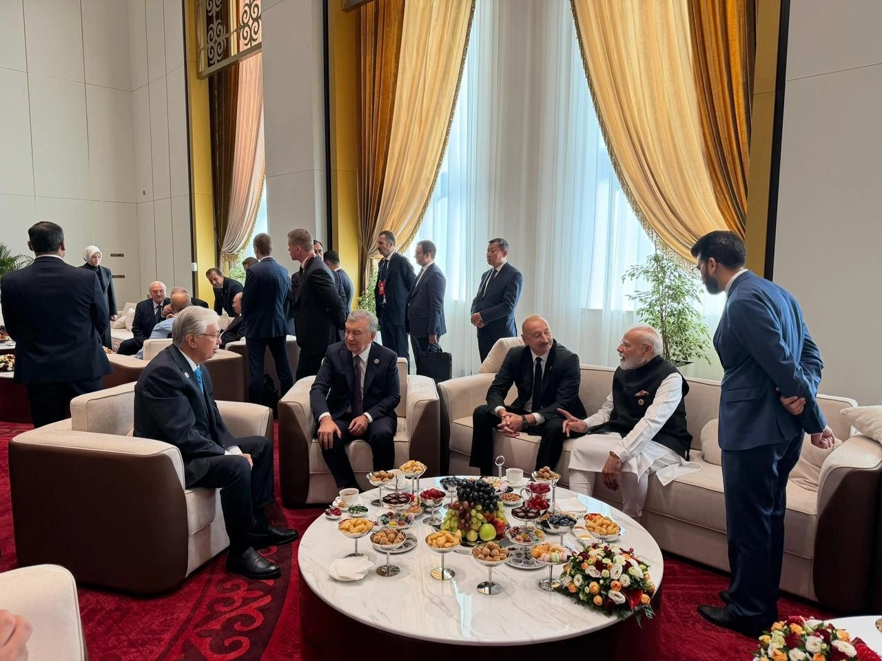 İlham Əliyev Bişkekdə Narendra Modi ilə söhbət etdi - FOTO