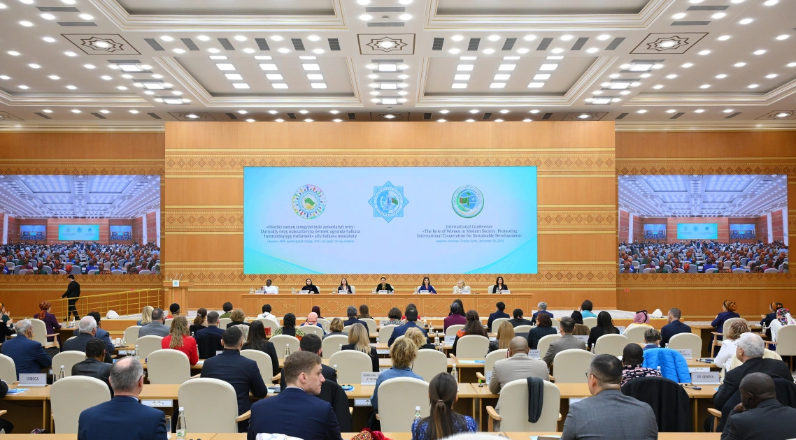 Leyla Əliyeva Türkmənistanda beynəlxalq konfransda iştirak edib - FOTO