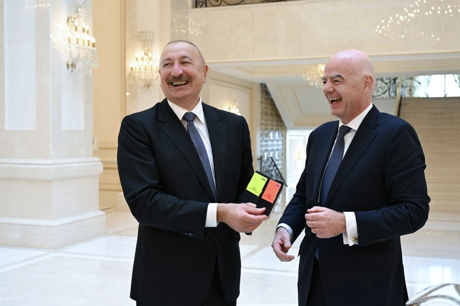 Canni İnfantino İlham Əliyevə idman köynəyi hədiyyə etdi - FOTOLAR