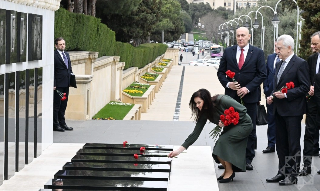 Litvanın Baş naziri Bakıda şəhidlərin xatirəsini anıb - FOTOLAR