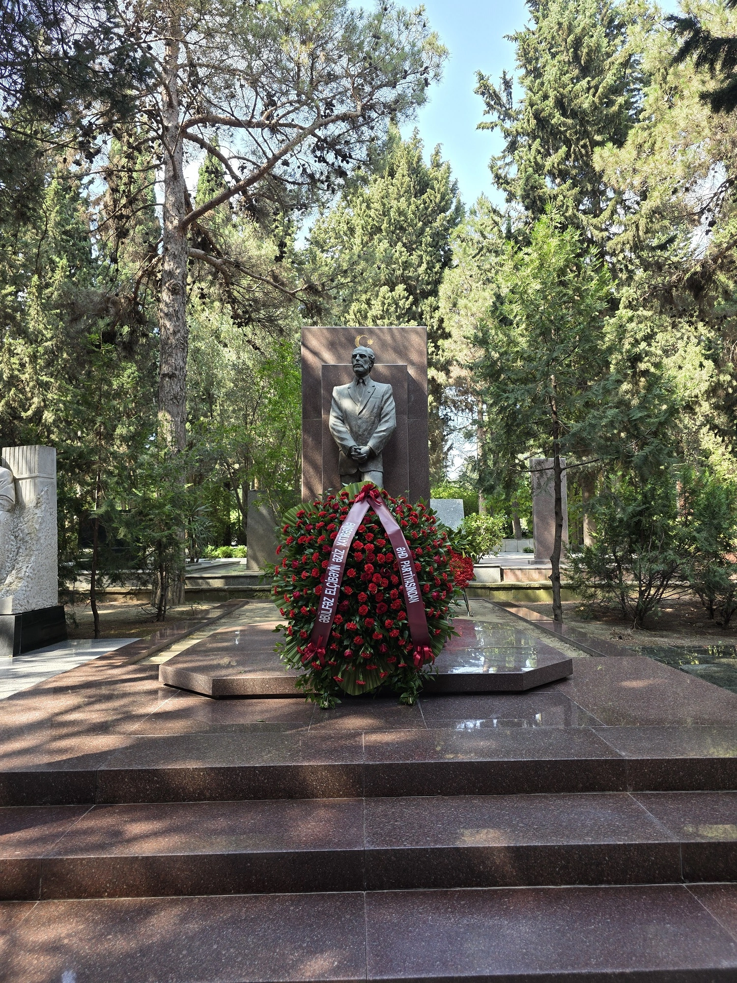 ƏHD Partiyası Əbülfəz Elçibəyin məzarını ziyarət edib - FOTO