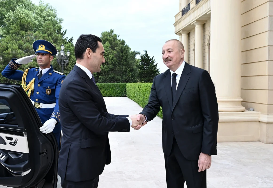 İlham Əliyev Sərdar Berdiməhəmmədovu Bakıda qarşıladı - FOTO