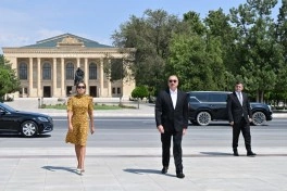 Prezident İlham Əliyev Ümummilli Lider Heydər Əliyevin Naxçıvan şəhərindəki abidəsini ziyarət edib - FOTO