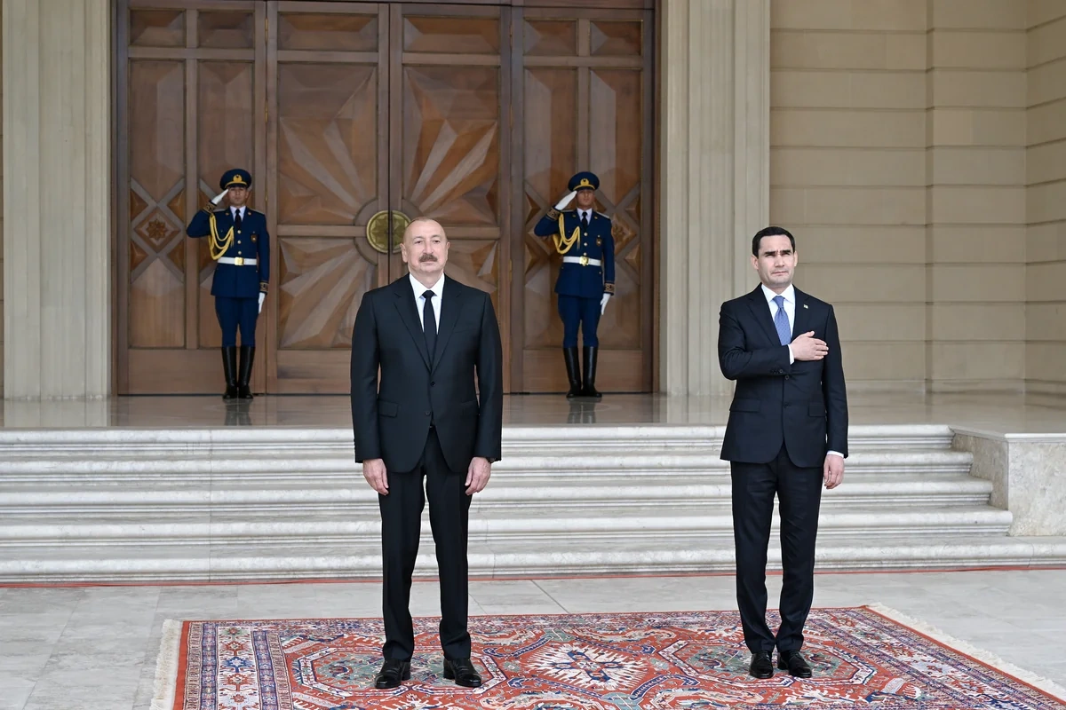 İlham Əliyev Sərdar Berdiməhəmmədovu Bakıda qarşıladı - FOTO