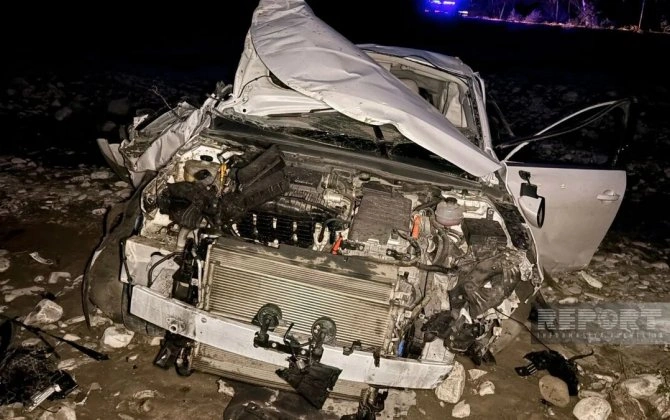Avtomobil aşaraq çayın yatağına düşdü: 2 nəfər öldü