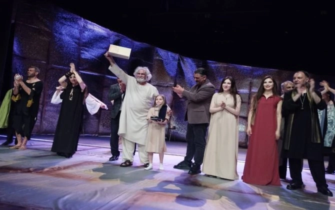 Yalan təriflər, uydurma rəqəmlər, mədəniyyətə ayrılan "yetim payı" - Azərbaycan teatrı kimlərə əmanətdir?