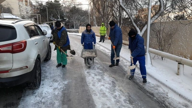 Bakıda qarlı hava ilə əlaqədar icra hakimiyyətləri gücləndirilmiş iş rejimində çalışırlar - FOTO