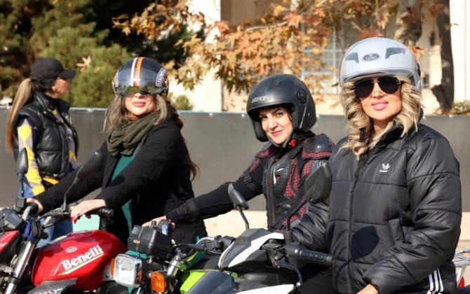 İranda qadınların motosikletlə verdiyi mesaj: Buna məhəl qoymurlar