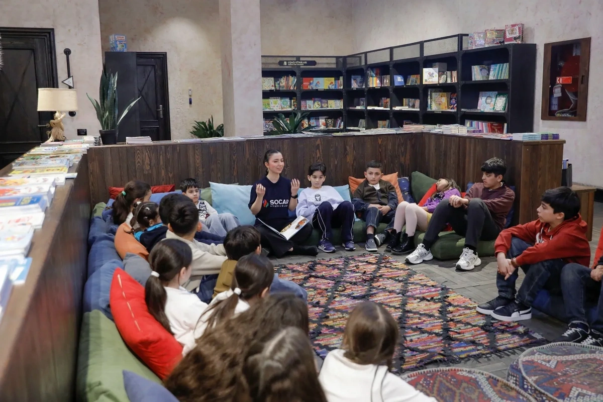 Bakı Kitab Mərkəzində SOCAR-ın dəstəyi ilə hazırlanmış "Qara qızılın sirri" adlı kitabın təqdimatı keçirilib - FOTO