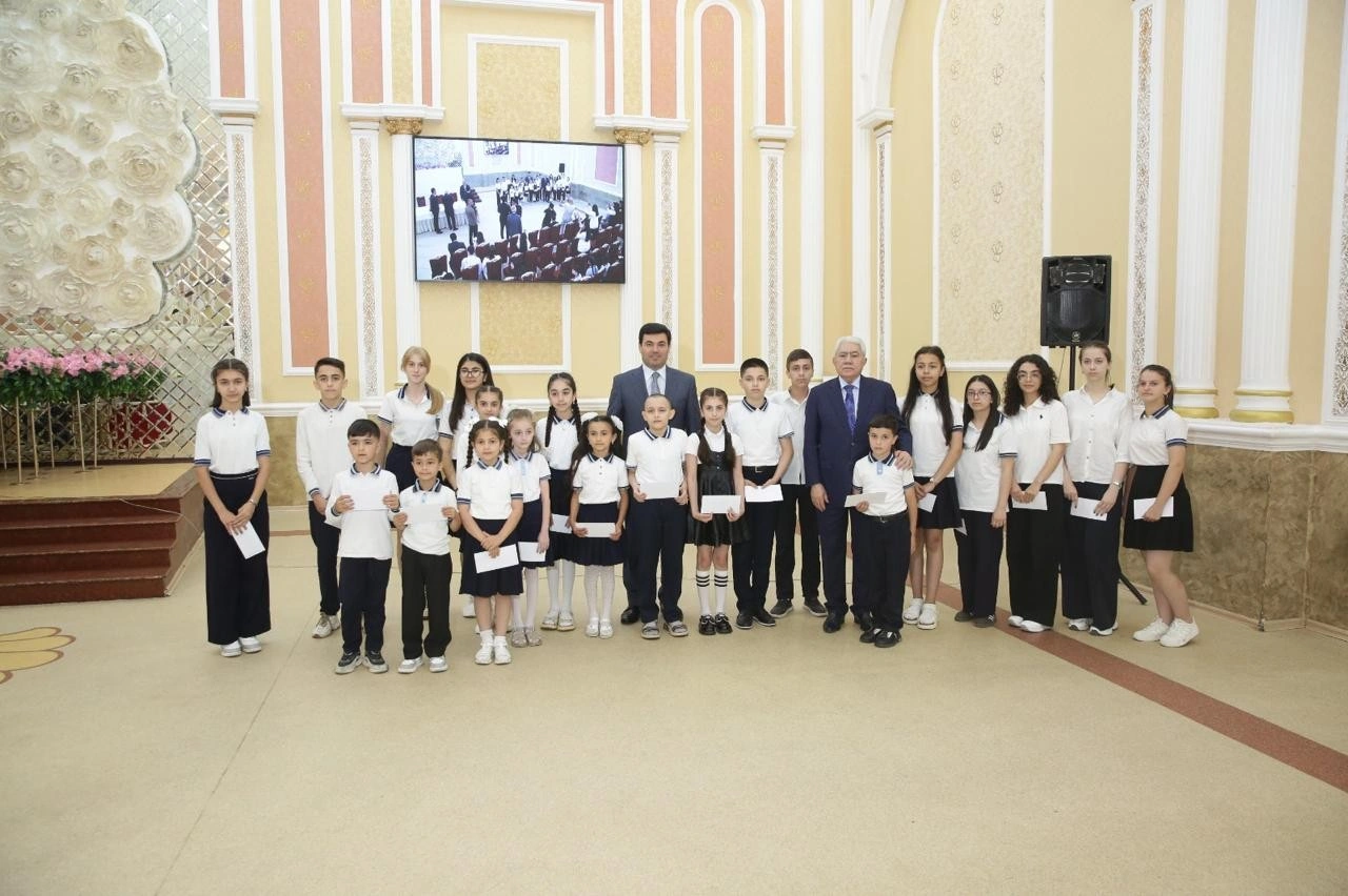 Deputat Ağalar Vəliyev Xaçmazda qabaqcıl müəllimləri və əlaçı şagirdləri mükafatlandırıb - FOTOLAR