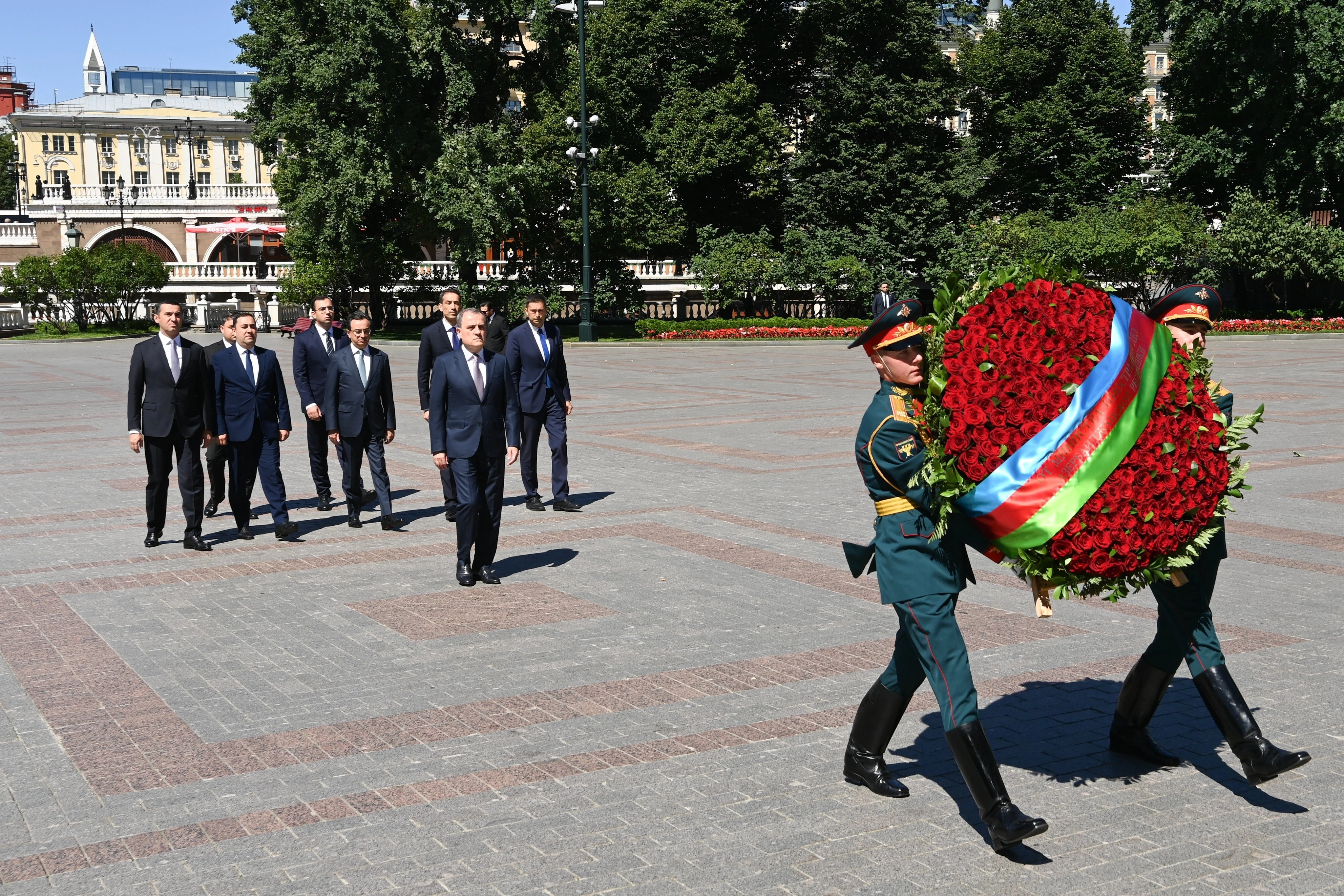 Ceyhun Bayramov Moskvada "Naməlum əsgər" məzarını ziyarət etdi - FOTO