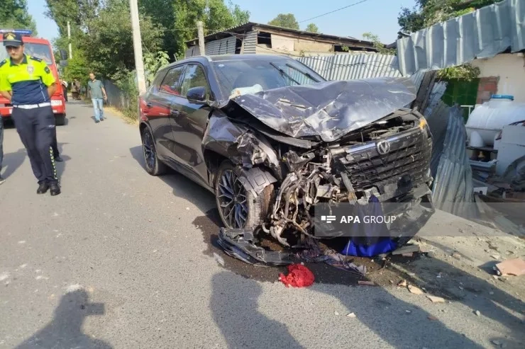 Bərdədə "Changan" evə çırpıldı: yaralılar var - FOTO