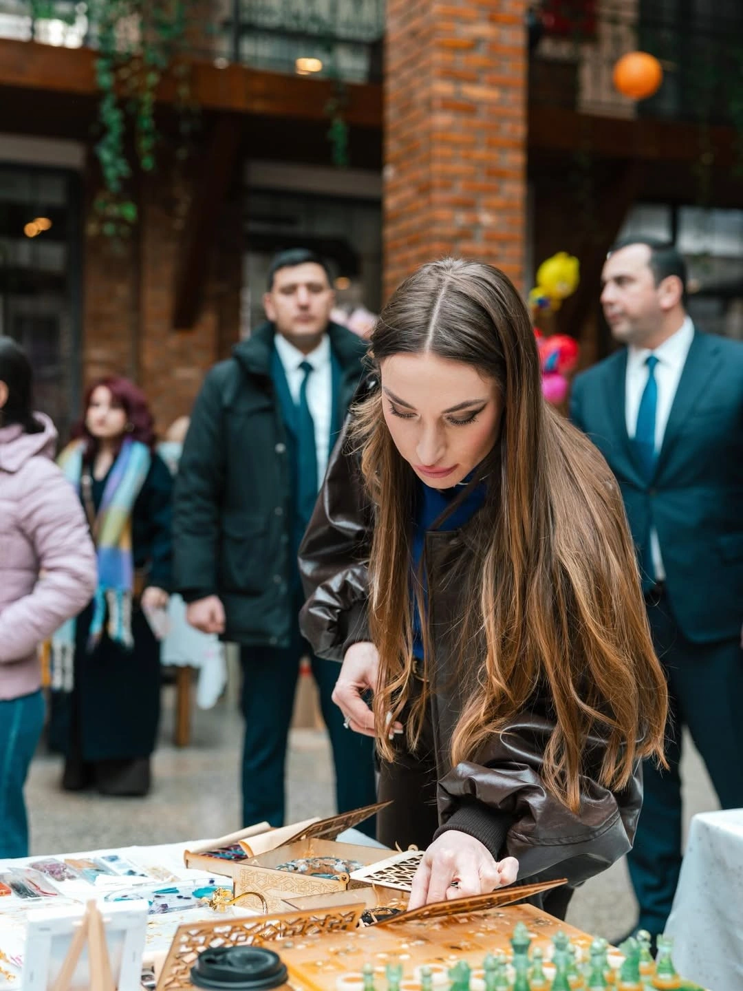 Prezidentin qızları və gəlini "Woman Bazaar" festivalında - FOTOLAR