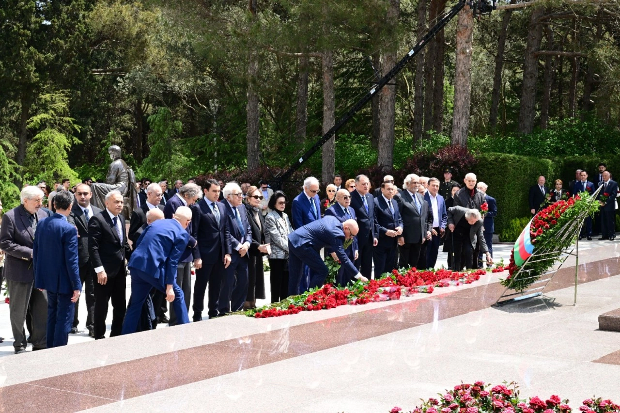 Mədəniyyət naziri və incəsənət xadimləri Ulu Öndərin məzarını ziyarət ediblər - FOTO