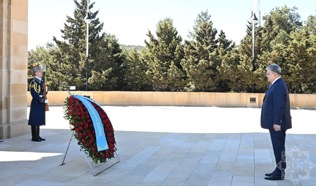 Qazaxıstan nümayəndə heyəti Şəhidlər xiyabanını və Zəfər parkını ziyarət etdi - FOTO