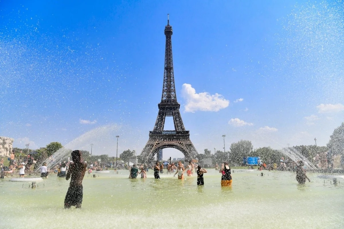Parisdə daha bir turistik məkan kəskin istilərə görə iş rejimini dəyişdi