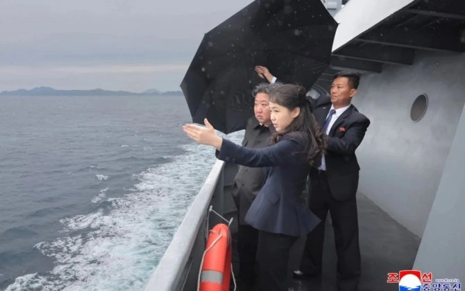 Kim Çen İn Şimali Koreya HDQ-nin "Kang Kon" esminesinin sınaqlarını izləyib