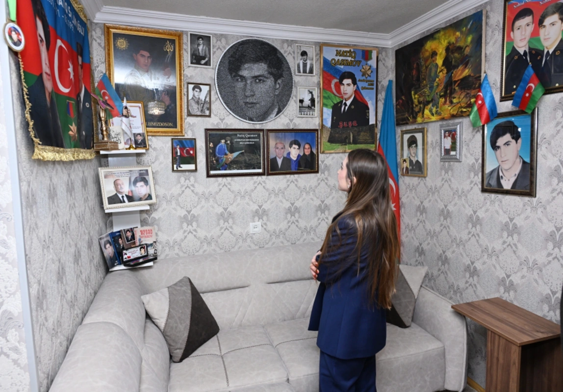 Leyla Əliyeva və Alyona Əliyeva Gəncə Memorial Kompleksini və Milli Qəhrəman Natiq Qasımovun ailəsini ziyarət ediblər - FOTO