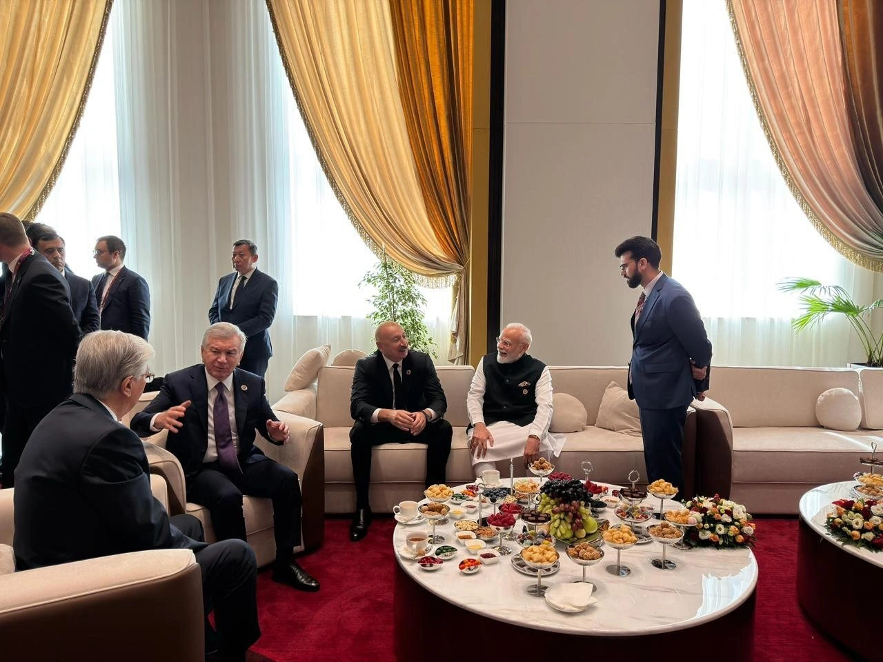 İlham Əliyev Bişkekdə Narendra Modi ilə söhbət etdi - FOTO
