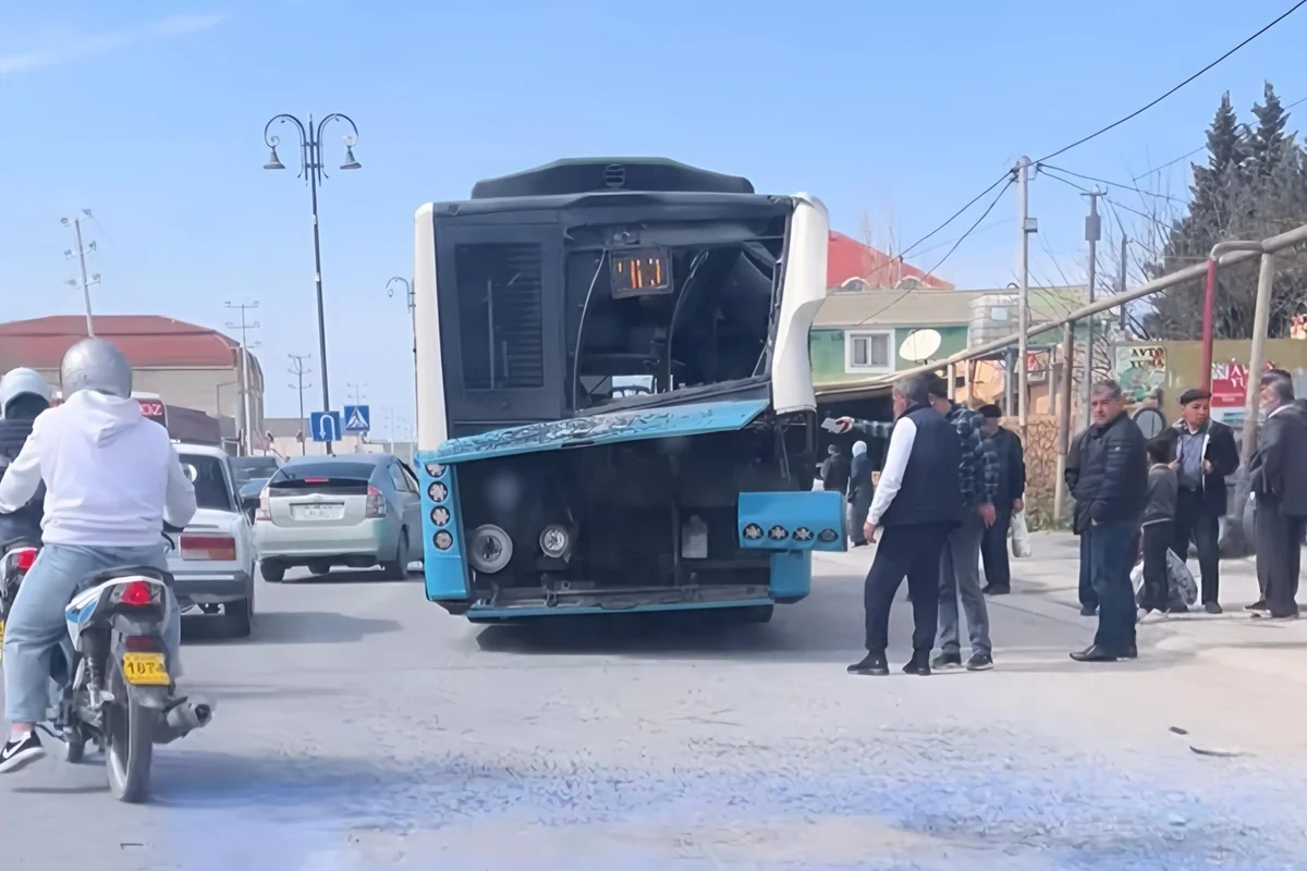 Binə qəsəbəsində ağır qəza: "KamAZ" avtobusa çırpıldı - VİDEO
