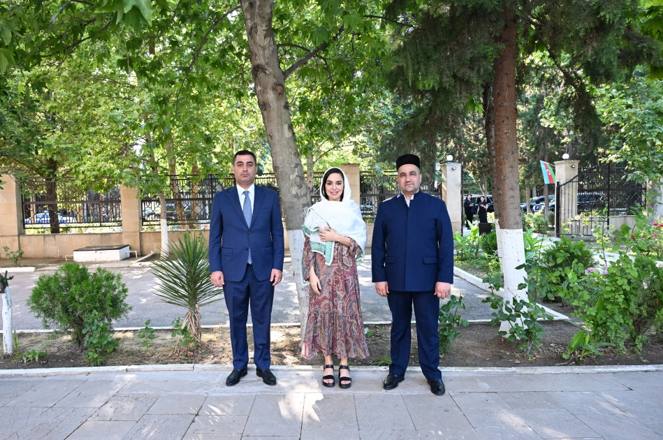 Leyla Əliyeva Yevlaxda Cümə məscidini ziyarət edib - FOTO