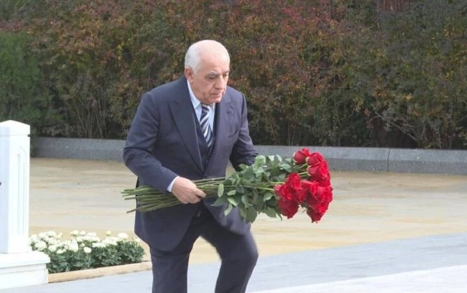 Əli Əsədov Heydər Əliyevin məzarını ziyarət etdi