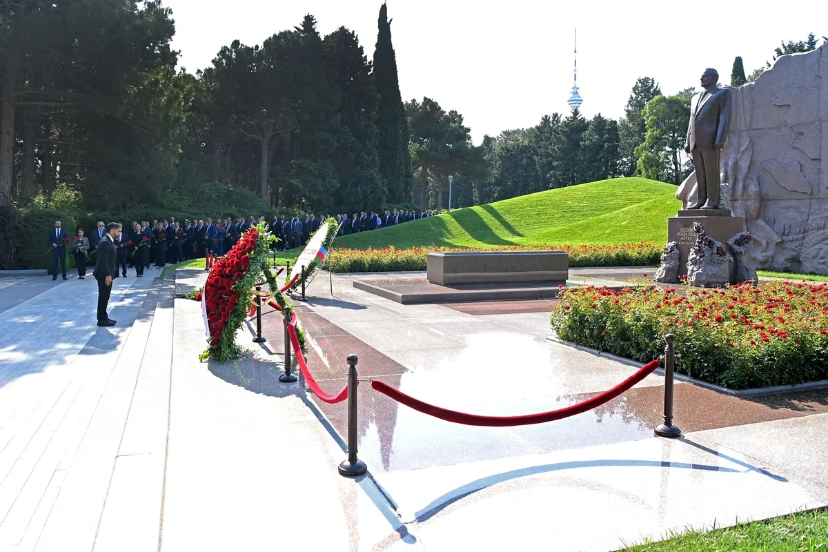 SOCAR-ın kollektivi Fəxri xiyabanı və Şəhidlər xiyabanını ziyarət edib - FOTO