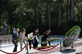 22 iyul – Milli Mətbuat Günü ilə əlaqədar Fəxri xiyaban ziyarət edilib - FOTO