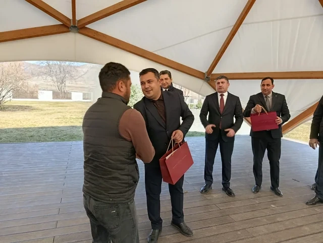 İlk köç karvanı Xanabad kəndinə çatdı, açarlar təqdim edildi - FOTO