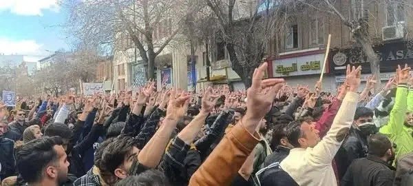 “Artıq Urmiyanın bəzi yerlərində xalqa özlərini müdafiə üçün avtomat silahlar paylanıb...”