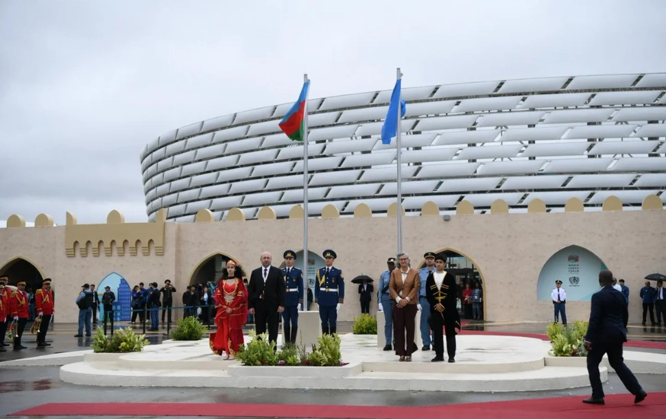 WUF13-də BMT və Azərbaycanın bayraqları qaldırılıb - FOTO